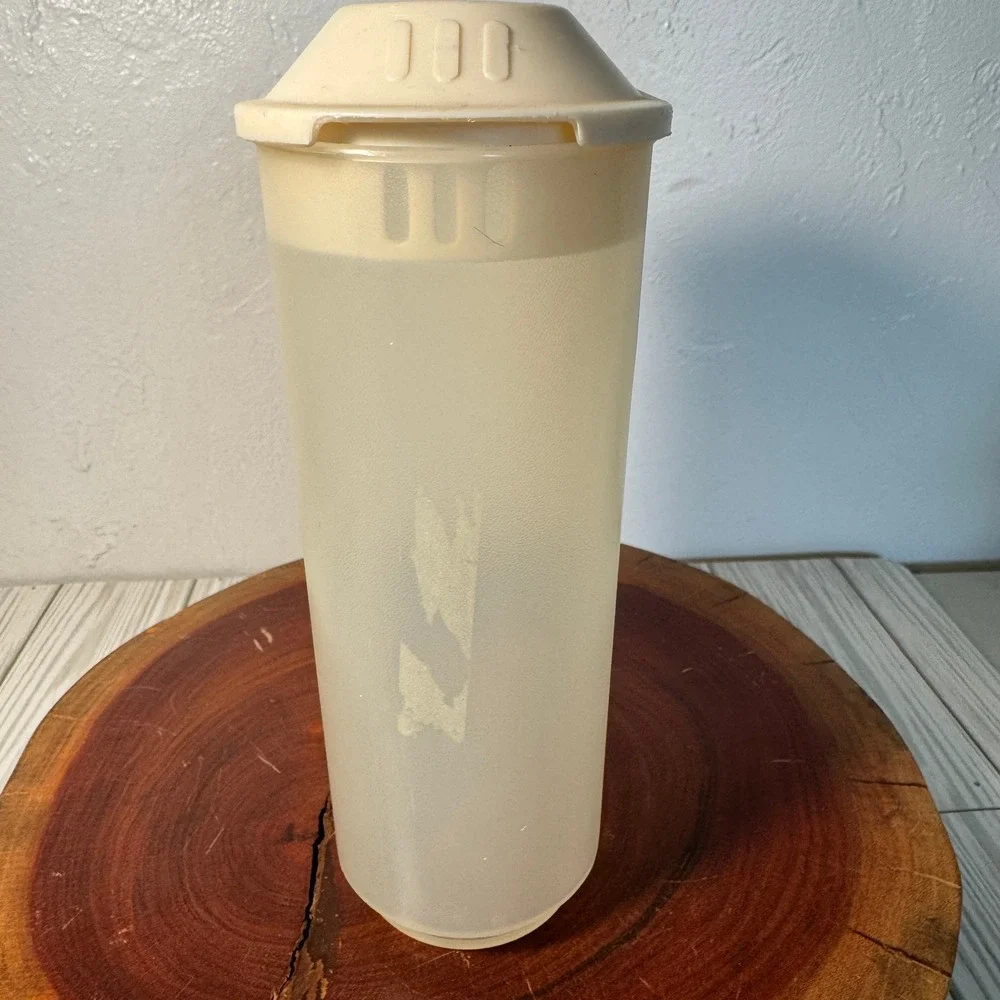 Rubbermaid Servin Saver Pitcher 1.5 Qt 1.4 L Translucent Almond Lid 0922 Vintage